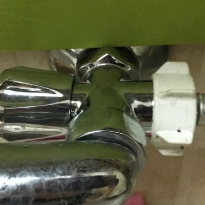 ברז מתכת עם צינור מחובר