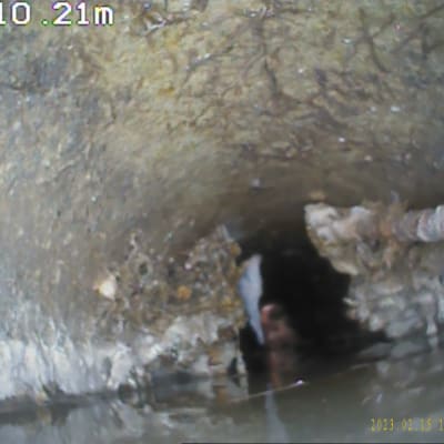 תמונה של צינור ביוב עם חסימה חלקית