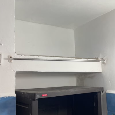 קיר עם מוט מתכת ותקרה אטומה