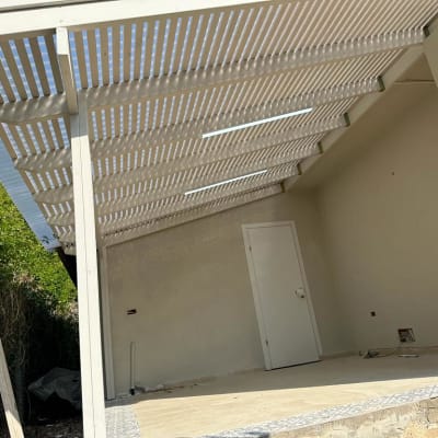 פרגולה מעץ לבן עם גג שקוף למחצה