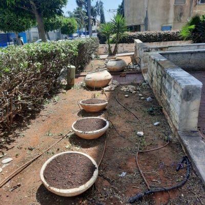 עציצים עם אדמה, צינורות השקיה בגינה