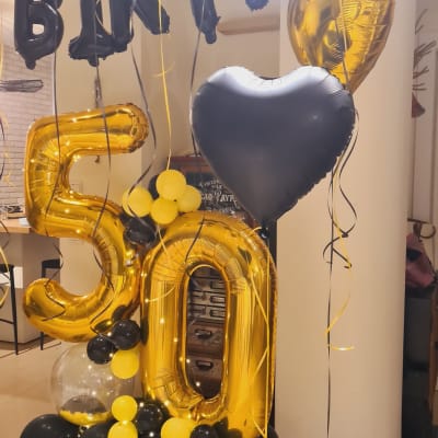 בלונים שחורים וזהובים בצורת 50 ולב