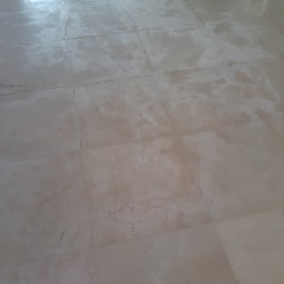 רצפה רטובה עם סימני ניקוי