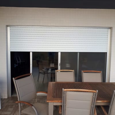 תריס אלומיניום סגור מעל דלת זכוכית