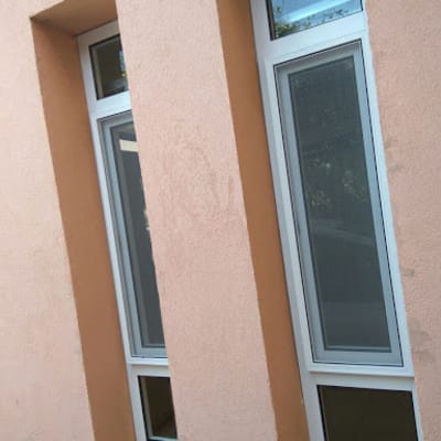 חלונות אלומיניום צרים עם מסגרת לבנה