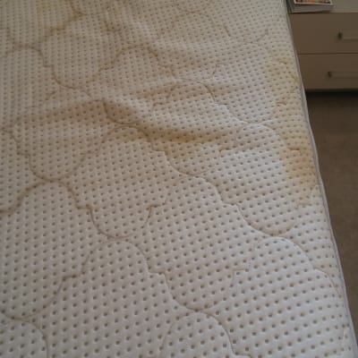 מזרן עם כתמים על פני השטח