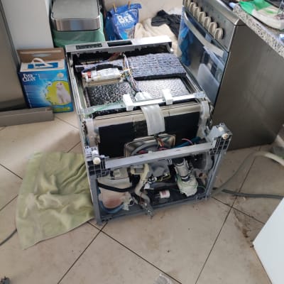 מדיח כלים פתוח עם חוטי חשמל ומנועים גלויים