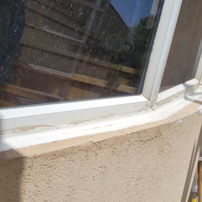 חלון עם מסגרת לבנה על גג שטוח