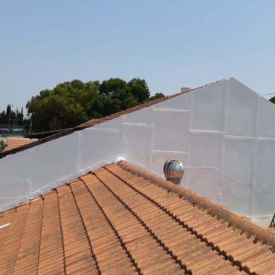 קירות אטומים בלבן עם חיבורים אטומים