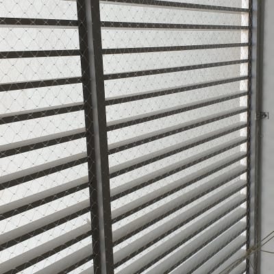 רשת מתכת על חלון למניעת כניסת יונים