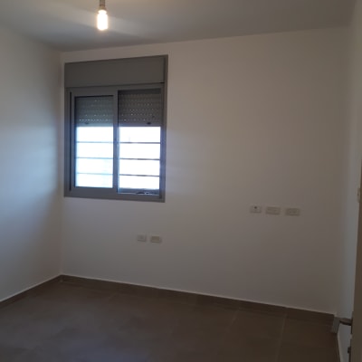 חדר עם קירות צבועים בלבן ותאורה פשוטה