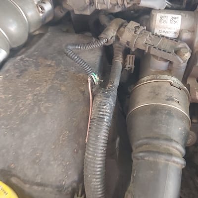 חוטים חשופים ומנוע רכב עם צינורות