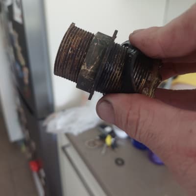 חלק צנרת מתכת חלוד מוחזק ביד