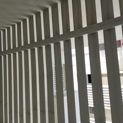 סורגים לבנים אנכיים במבנה חיצוני