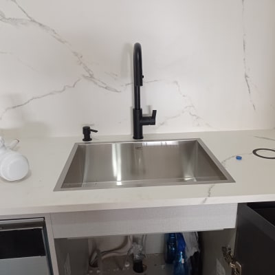 כיור נירוסטה עם ברז שחור וחלקי צנרת לבנים