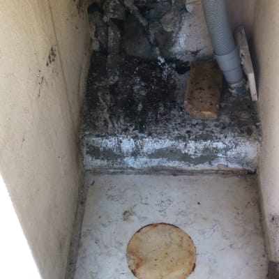 צינור גמיש ליד קיר עם טיח מתקלף