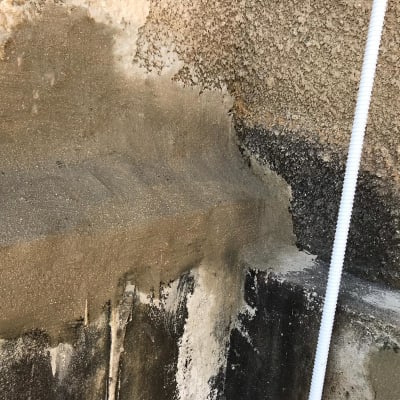 קיר אטום עם חומר איטום אפור ולבן