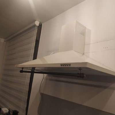 קולט אדים לבן מותקן על קיר במטבח