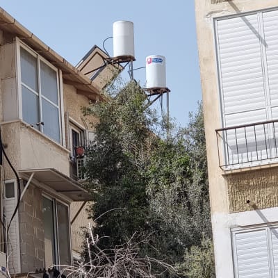 דודי שמש מותקנים על גג בניין