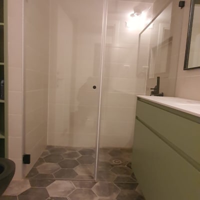 מקלחת עם ראש גשם ודלת זכוכית