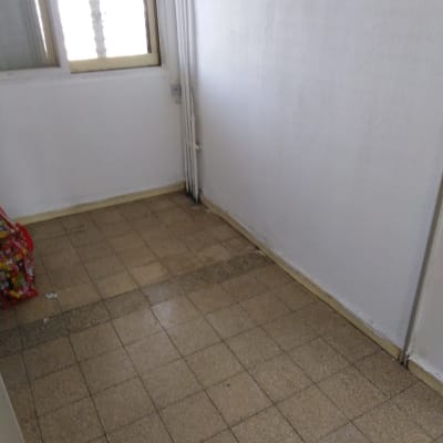 קיר לבן צבוע עם רצפת אריחים