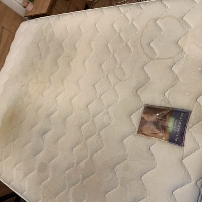 מזרן עם כתמים וחבילת מוצר ניקוי