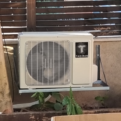 יחידת מזגן חיצונית מותקנת על קיר
