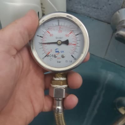 מד לחץ מים מוחזק ביד, מחובר לצינור