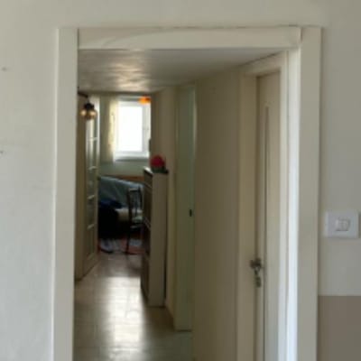 מזגן מותקן על קיר מעל דלת במסדרון