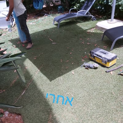 אדם עם כלי עבודה ותיבת כלים בגינה