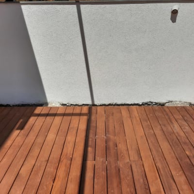 רצפת עץ על מרפסת ללא אלמנטים של גינון