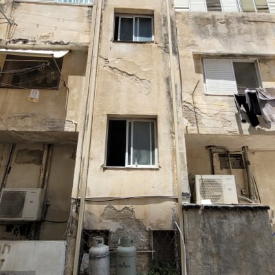 גג בניין עם צינורות ומזגנים