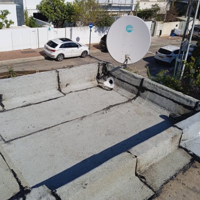 גג אטום עם זפת שחורה לאורך התפרים