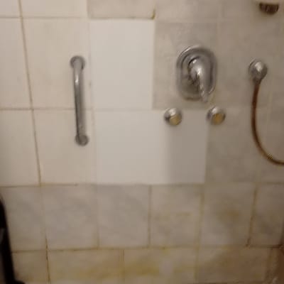 ברזים ומקלחת בחדר אמבטיה