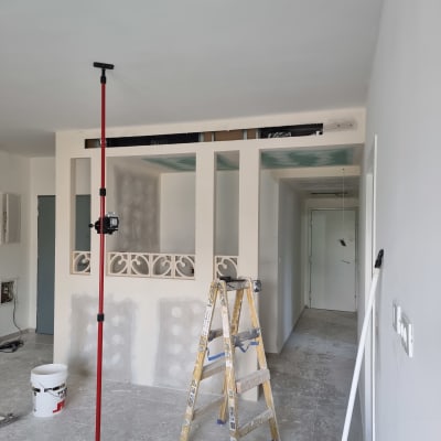 חדר בבנייה עם סולם, דלי וצינור מיזוג אוויר