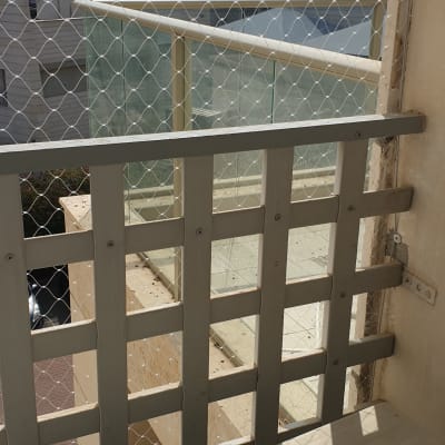 רשת למניעת כניסת יונים על מרפסת