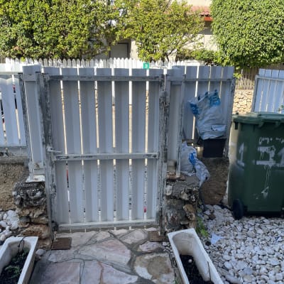 שער מתכת לבן עם מנעול ובריח