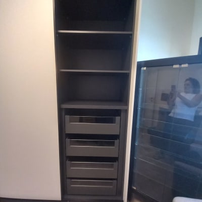 ארון שחור עם מדפים ומגירות לארגון הבית