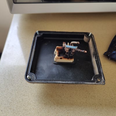 חוטי חשמל שרופים בתוך קופסת חיבורים פתוחה