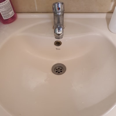 כיור עם ברז מתכת ומראה מעל