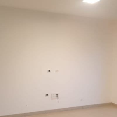 קיר גבס עם שקעים חשמליים וחלון זכוכית