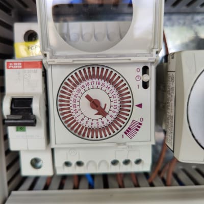 טיימר חשמלי עם חוגה ומפסק ABB