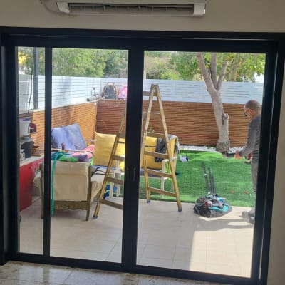 דלת הזזה מאלומיניום עם מסגרת שחורה