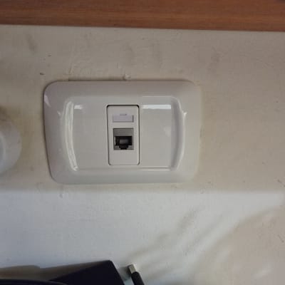 שקע רשת קיר עם חיבור כבל רשת