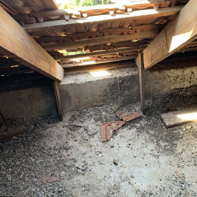 גג רעפים עם קורות עץ ותקרה חשופה