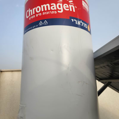 דוד שמש כרומגן עם תווית אדומה וכחולה