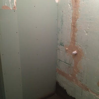 קירות גבס מותקנים בחדר בשיפוץ