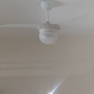 מאוורר תקרה לבן עם תאורה מותקן על תקרה