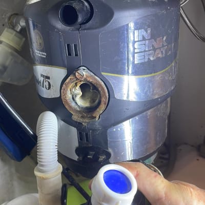 יד מחזיקה צינור מתחת לכיור עם מסנן מים