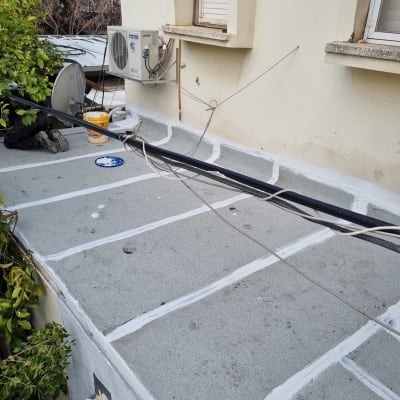 איטום גג עם חומר לבן בין לוחות בטון